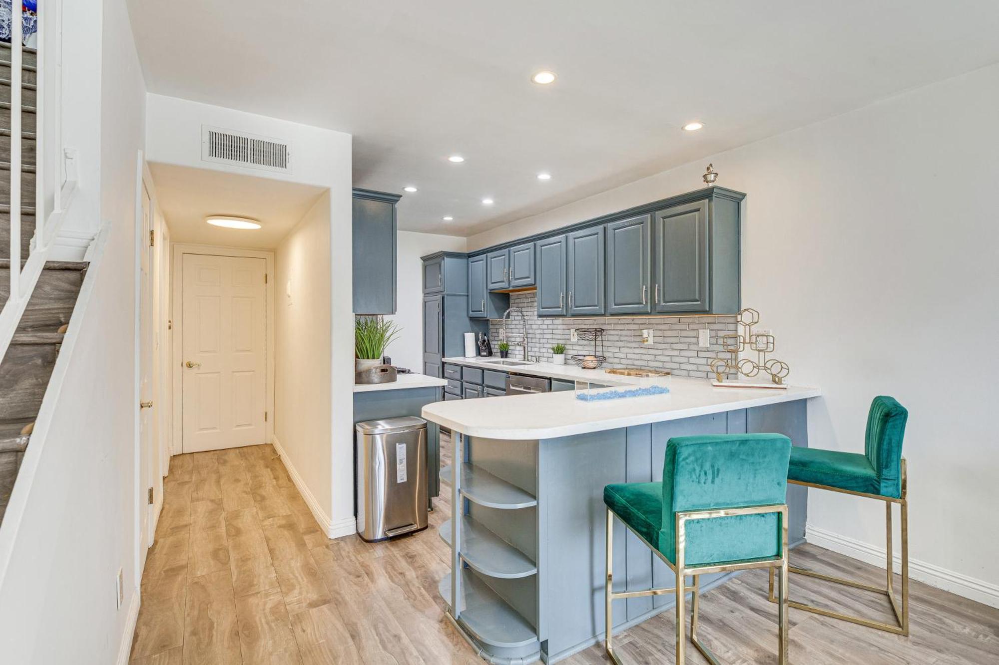 Angeles Townhome Off-street Parking And Balcony Los Angeles