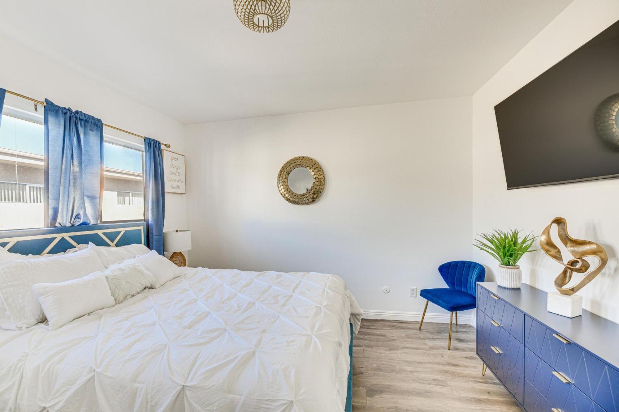 Angeles Townhome Off-street Parking And Balcony *